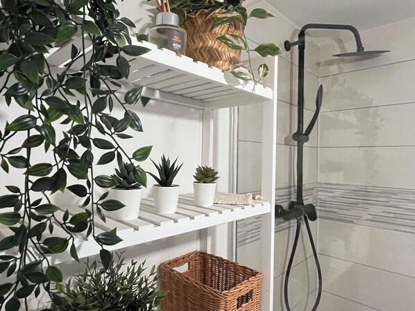 Shower, hair dryer, towels