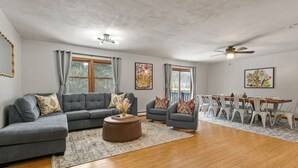 TV - Near Ithaca!Hot Tub! LRG Home!Sleeps 12! Dogs ok! (Newfield)