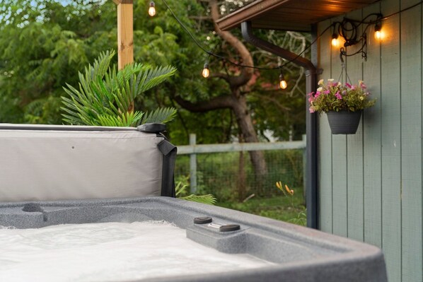 Outdoor spa tub - Near Ithaca!Hot Tub! LRG Home!Sleeps 10! Dogs ok! (Newfield)