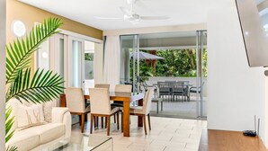 Una sala de estar moderna con un ventanal que da a un patio exterior.