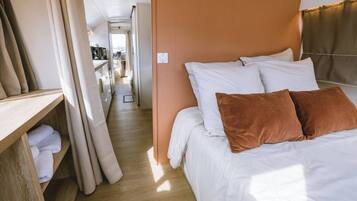 1 bedroom, internet, bed sheets