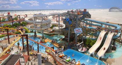 1BR Beach Condo · Sleeps 5 · Walk to Boardwalk