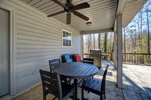 Outdoor dining - The Lodge at Twin Creek, Rate Reduced (Mount Ida)