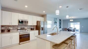 Full-sized fridge, microwave, oven, stovetop