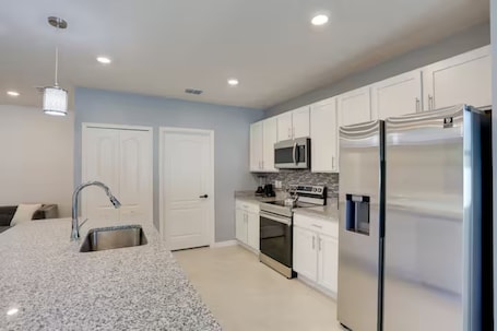 Refrigerador con freezer, microondas, horno, placa de cocina