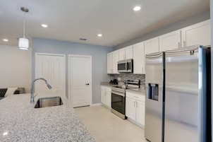 Quarto superluxo, vista para a piscina | Cozinha privada | Geladeira grande, micro-ondas, fogão, cooktop