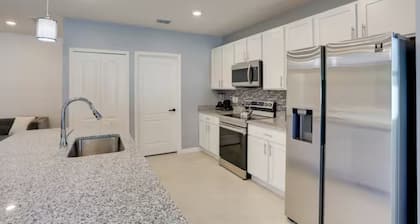 Palm Breeze Lux Stay - Port St. Lucie