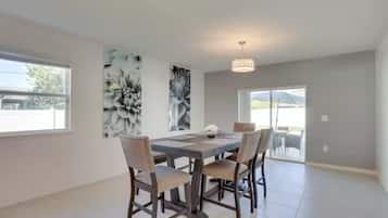 Full-size fridge, microwave, oven, stovetop