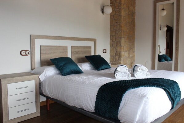 5 bedrooms, WiFi, bed sheets - Quiet house on the outskirts of the city surrounded by pine forests and hills. (Quintanar de la Sierra)