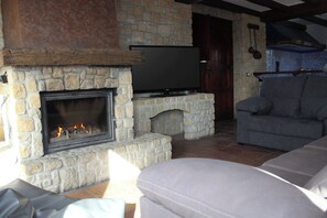 Fireplace - Quiet house on the outskirts of the city surrounded by pine forests and hills. (Quintanar de la Sierra)