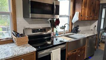 Microondas, horno, parrilla de estufa y lavavajillas