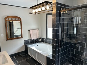 Haartrockner, Handtücher, Seife, Toilettenpapier