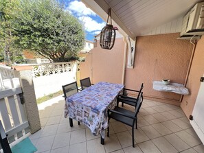 Outdoor dining - Pavilion for 4/5, near beach, private parking and air conditioning (Valras-Plage)