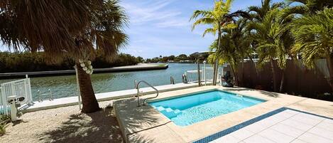 Et oppvarmet basseng