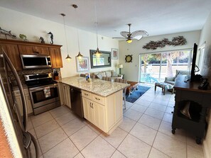 Fridge, microwave, oven, stovetop - Man-of-War Pool Retreat- (M#27), Seaside Pool Retreat (Marathon)