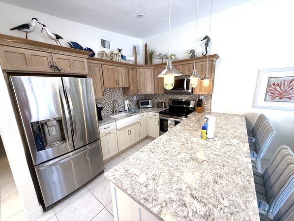 Fridge, microwave, oven, stovetop - Man-of-War Pool Retreat- (M#27), Seaside Pool Retreat (Marathon)