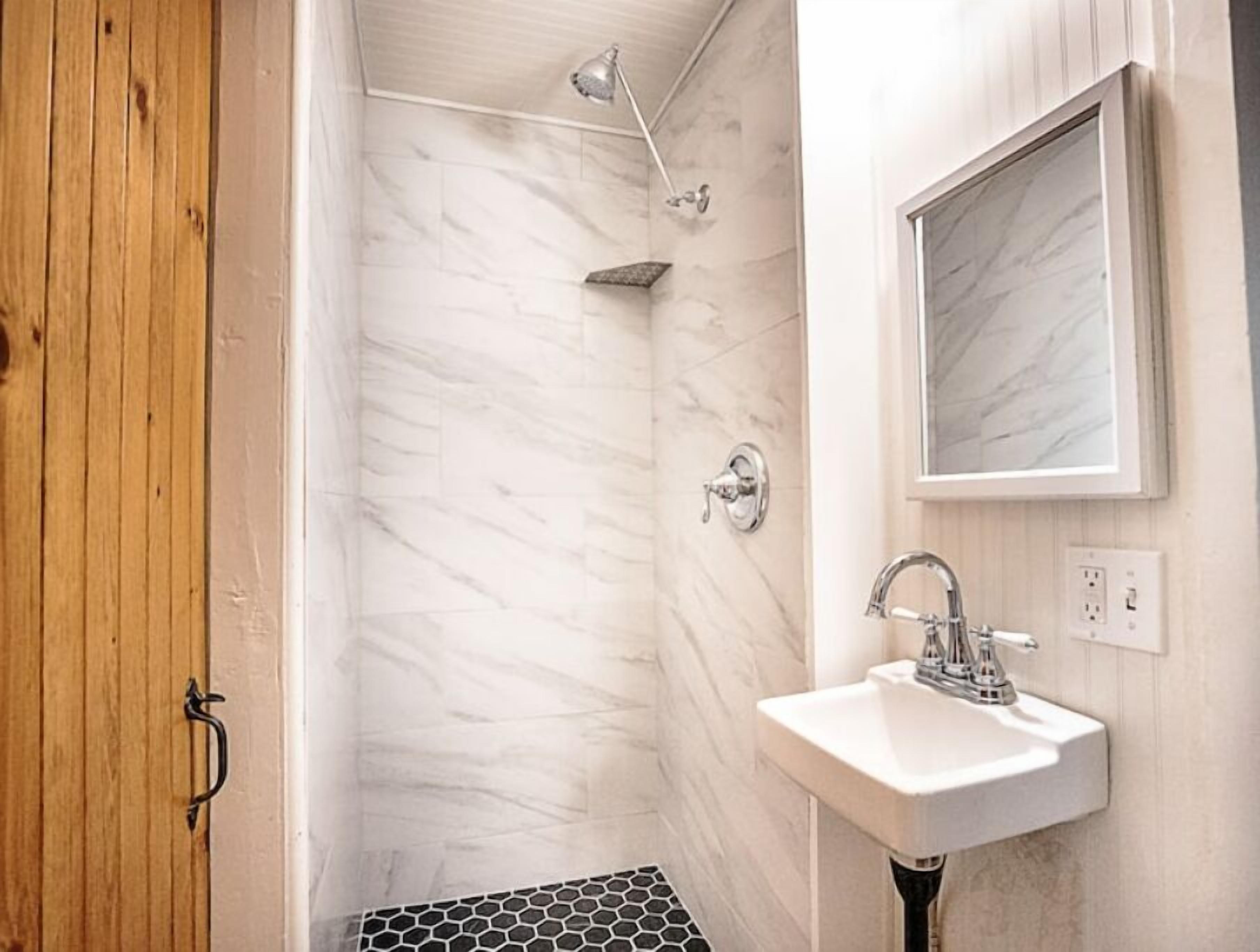 Douche, sèche-cheveux, serviettes fournies, savon
