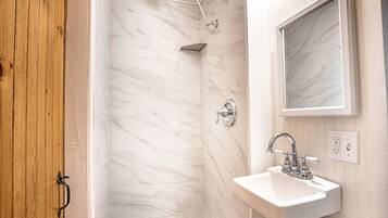 Douche, sèche-cheveux, serviettes fournies, savon