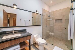 Dusche, Haartrockner, Handtücher, Seife