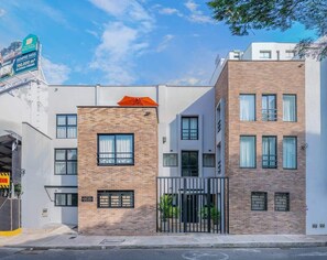 Exterior - E202 - Comfy studio, A/C, hot water, Fast WiFi (Cali)