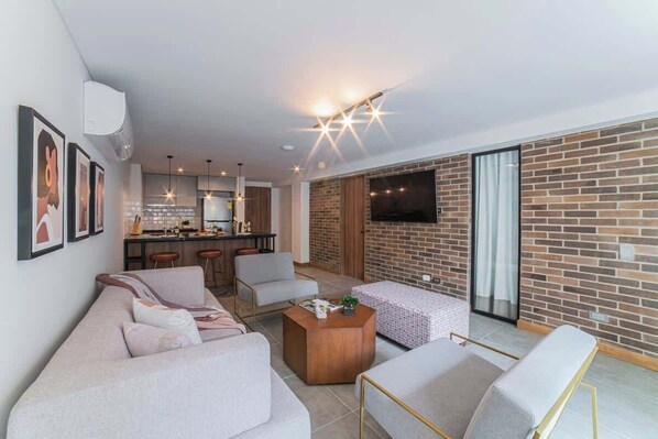 TV, offices - E203 - Cool 2-bed with Fast WiFi, hot water, A/C (Cali)
