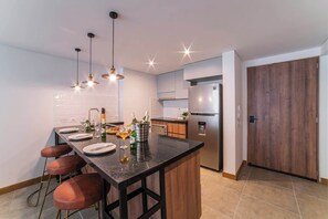 Réfrigérateur, four à micro-ondes, un four, surface de cuisson