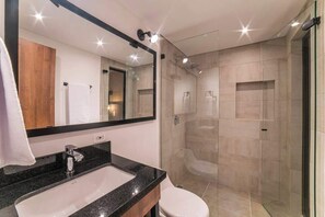 Shower, hair dryer, towels, soap - E203 - Cool 2-bed with Fast WiFi, hot water, A/C (Cali)