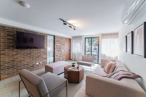 TV, offices - E203 - Cool 2-bed with Fast WiFi, hot water, A/C (Cali)