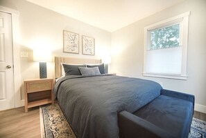 3 bedrooms, iron/ironing board, WiFi, bed sheets - The Landing Pad (South Burlington)