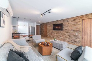 Een televisie en een kantoor