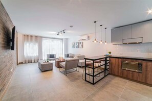 TV, offices - E201 - Spacious 2-bed / 2-bath, A/C & Fast WiFi (Cali)
