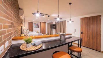 1 dormitorio, caja fuerte, tabla de planchar con plancha y cuna de viaje