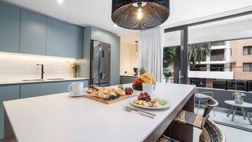 Refrigerador, microondas, horno, placa de cocina