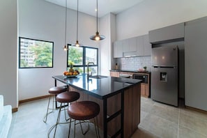 Geladeira, micro-ondas, fogão, cooktop