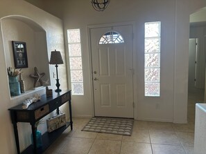 Interior - 2-bedroom clean home in Sierra Vista, WiFi, AC, covered patio & shaded backyard. (Sierra Vista)