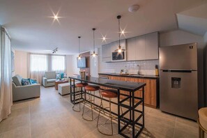 Refrigerador, microondas, horno, placa de cocina