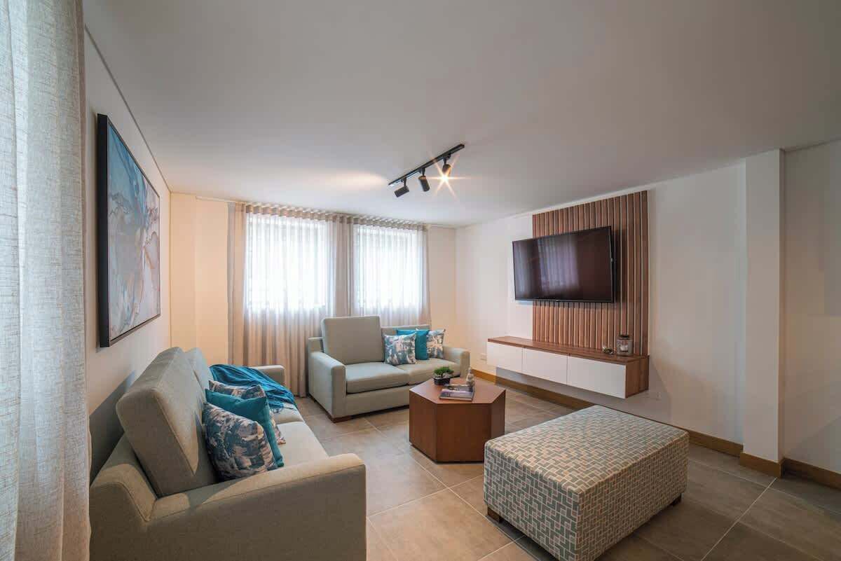 Televisión y oficina 