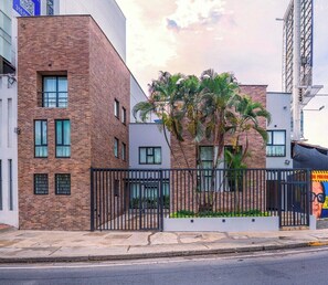 Exterior - E105 - Two Story 4-bed / 3-bath Unit with parking (Cali)