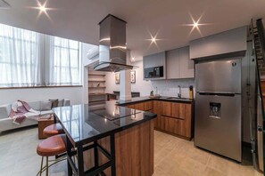 Refrigerador, microondas, horno y parrilla de estufa 