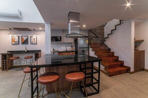 Kjøleskap, mikrobølgeovn, ovn og kokeplater