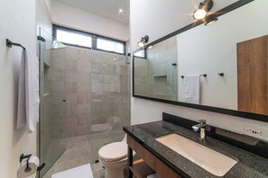 Dusche, Haartrockner, Handtücher, Seife