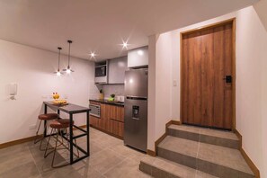 冷蔵庫、電子レンジ、オーブン、コンロ