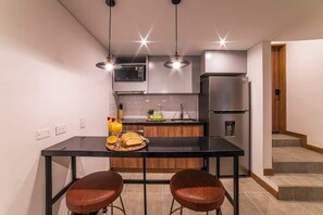 冷蔵庫、電子レンジ、オーブン、コンロ