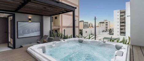 Outdoor spa tub