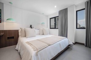 3 habitaciones, escritorio y tabla de planchar con plancha