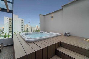 Outdoor spa tub - Hygge 701 - Amazing 2-Story Penthouse near Granada (Cali)