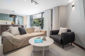 Televisión y oficina 