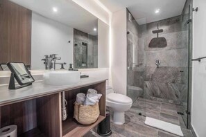 Ducha, secador de pelo, jabón y champú