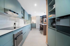 Refrigerador, microondas, horno, placa de cocina