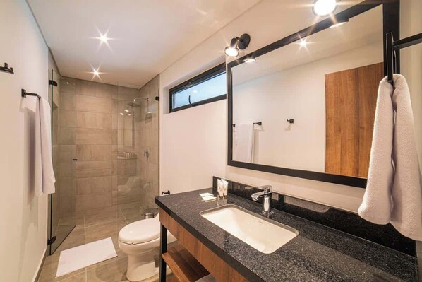 Shower, hair dryer, towels, soap - Luxury 3-Bed | Walk to Boulevar & Granada | E101 (Cali)